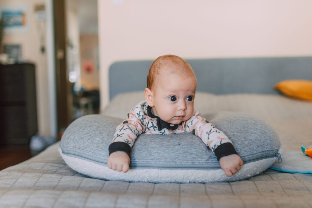 infant or baby lifting head up, turning head to one side, leaning to one side